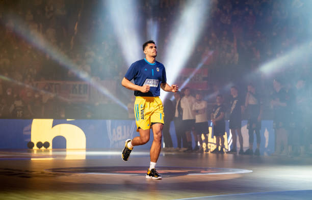 但他仍保持 但他仍保持