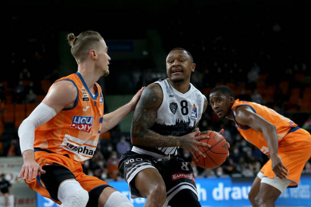 巴萨则依靠 巴萨则依靠